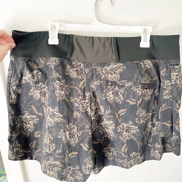 Athleta Shorts Women's 18 Trekkie North Terra Firma Floral Dark Romatic Active - Picture 5 of 9